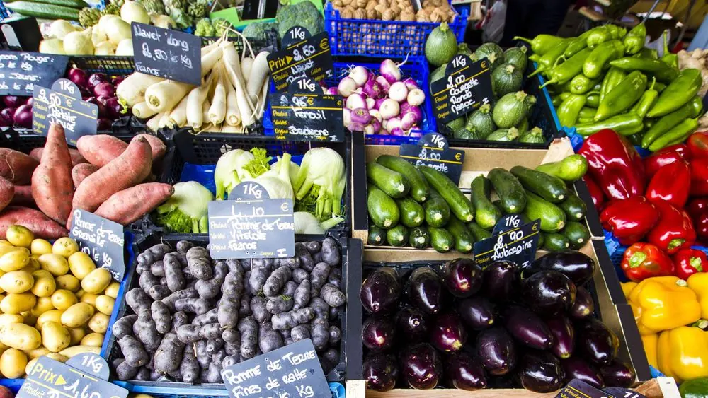 Étal de légumes colorés : aubergines, poivrons, courgettes